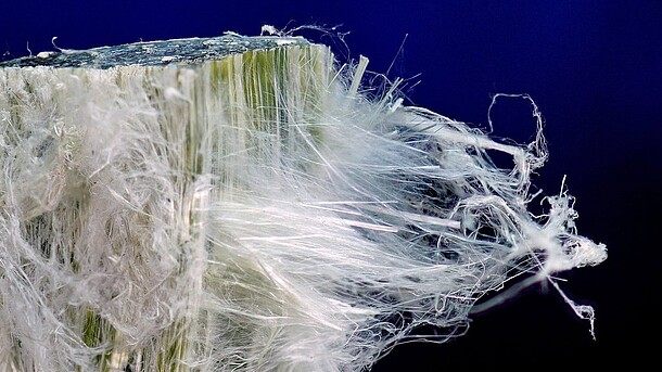 Foto von einem faserigen Asbest-Mineral