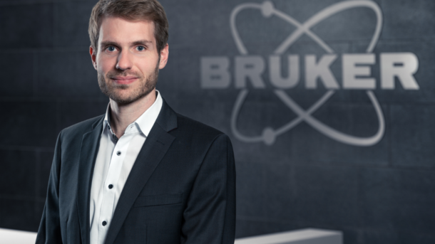 Dr. Adrian Fiege als Gast dieses Future For Geos vor dem Logo des Analytik-Herstellers Bruker