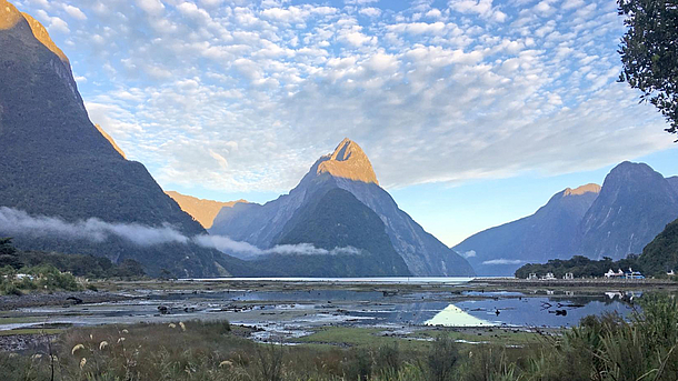 Sonnenlicht streift die Gipfel eines Hochgebirgskamms