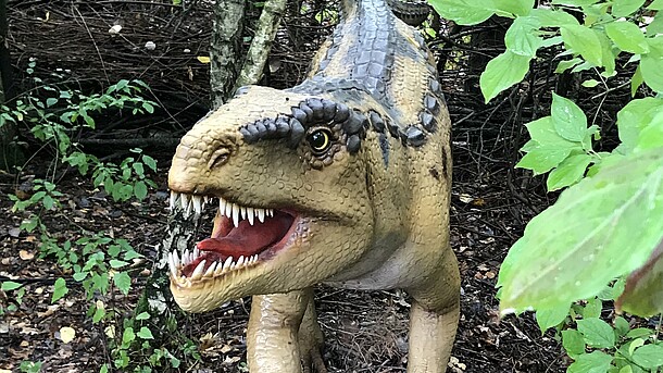 Dinosauriermodell im Wald