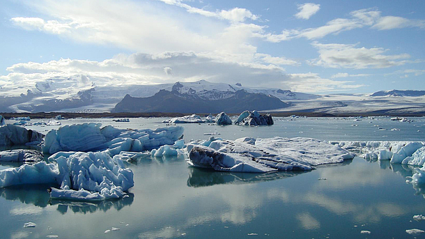 Eisschollen treiben in einer isländischen Gletscher-Lagune