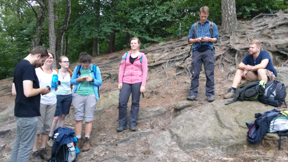 Erholsame Pause an einem Aufschluss im Wald