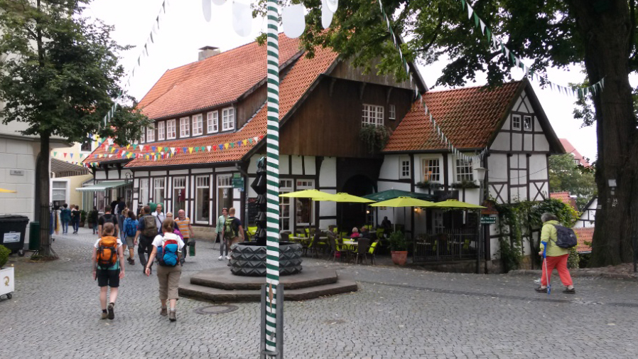 Kleiner Platz in der Alstadt mit Brunnen und Fachwerkhaus