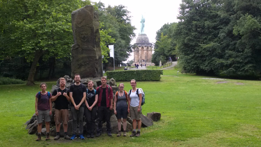 Gruppenbild der Teilnehmenden der Exkursion vor einem Denkmal