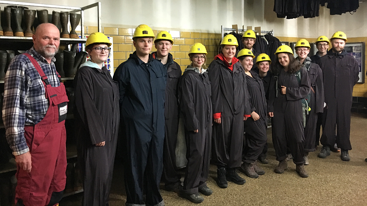 Gruppenbild in Bergmannskleidung vor der Fahrt in einen Stollen