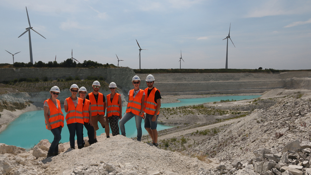 Gruppenbild der Teilnehmenden der Exkursion vor dem Kalksteinbruch Söhlde