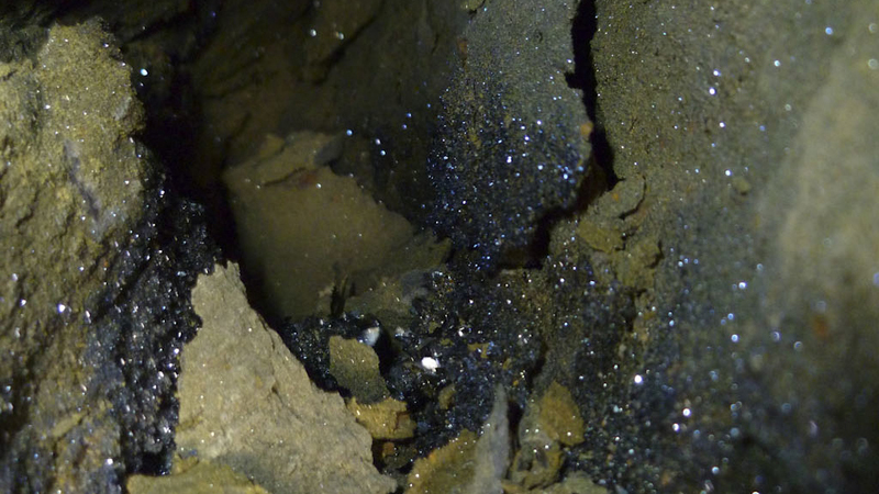 Glitzender Magnetitkristalle in einer Höhle