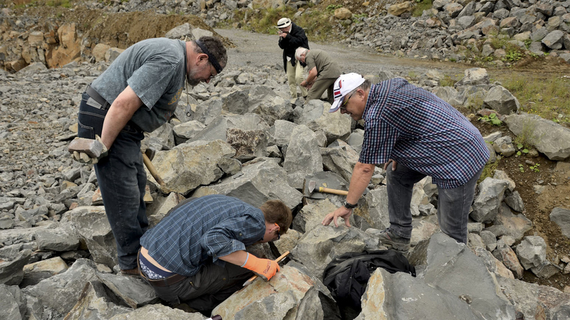 Mineraliensuche in einem Geröllfeld