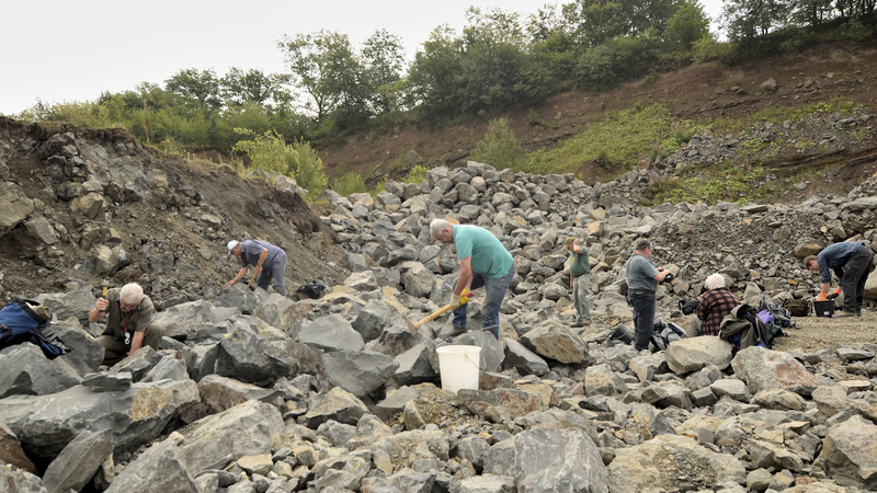 Mineraliensuche in einem Geröllfeld