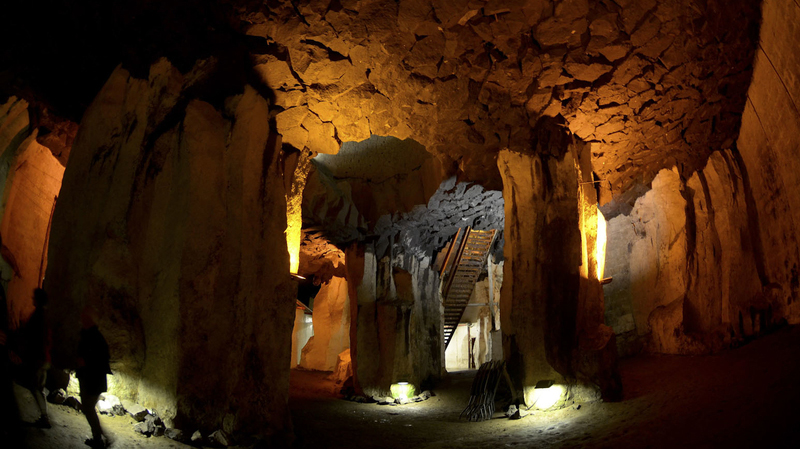 Keller im säulenförmigen Basaltgestein